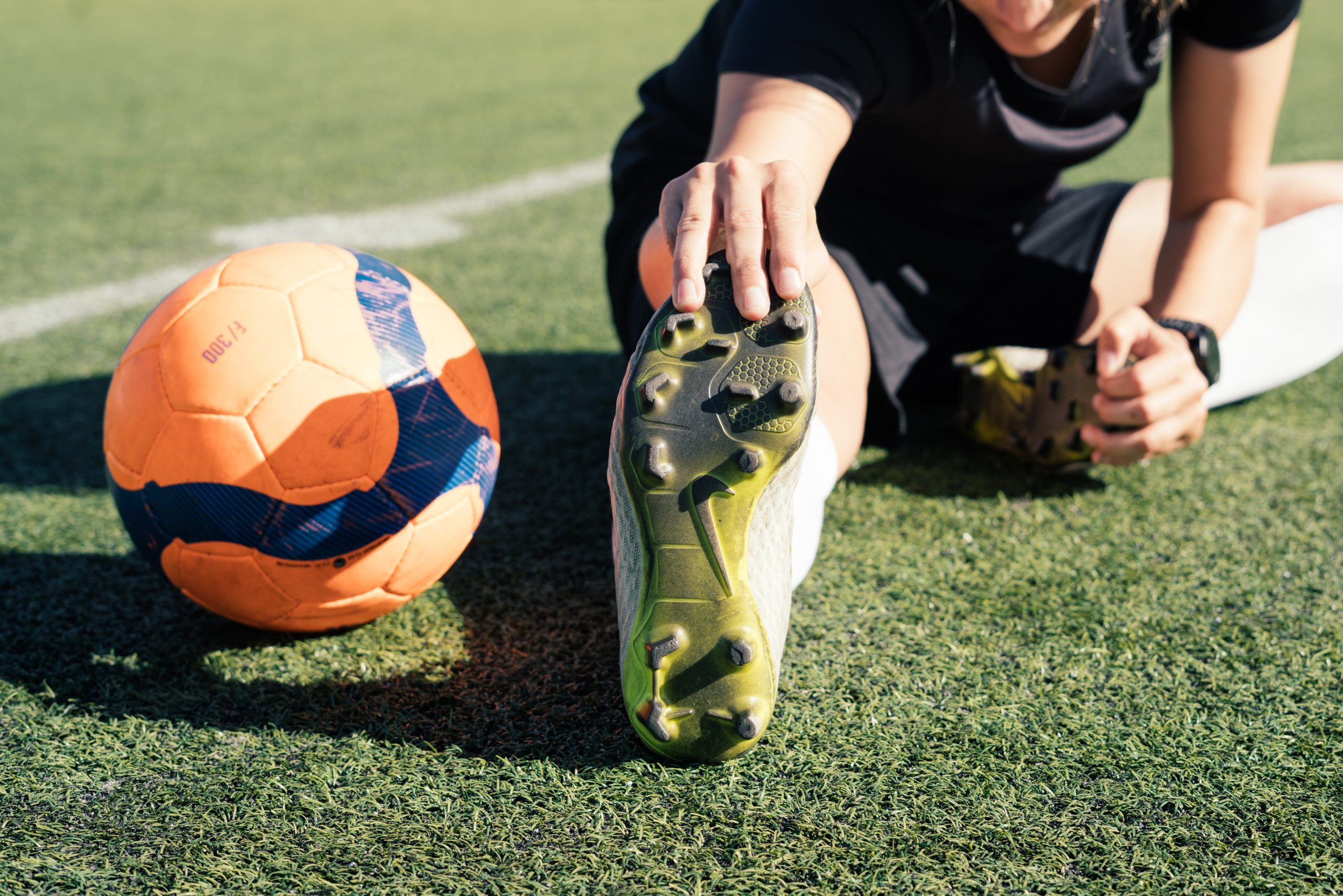 Cómo adaptar unas botas de fútbol nuevas · ilustración original